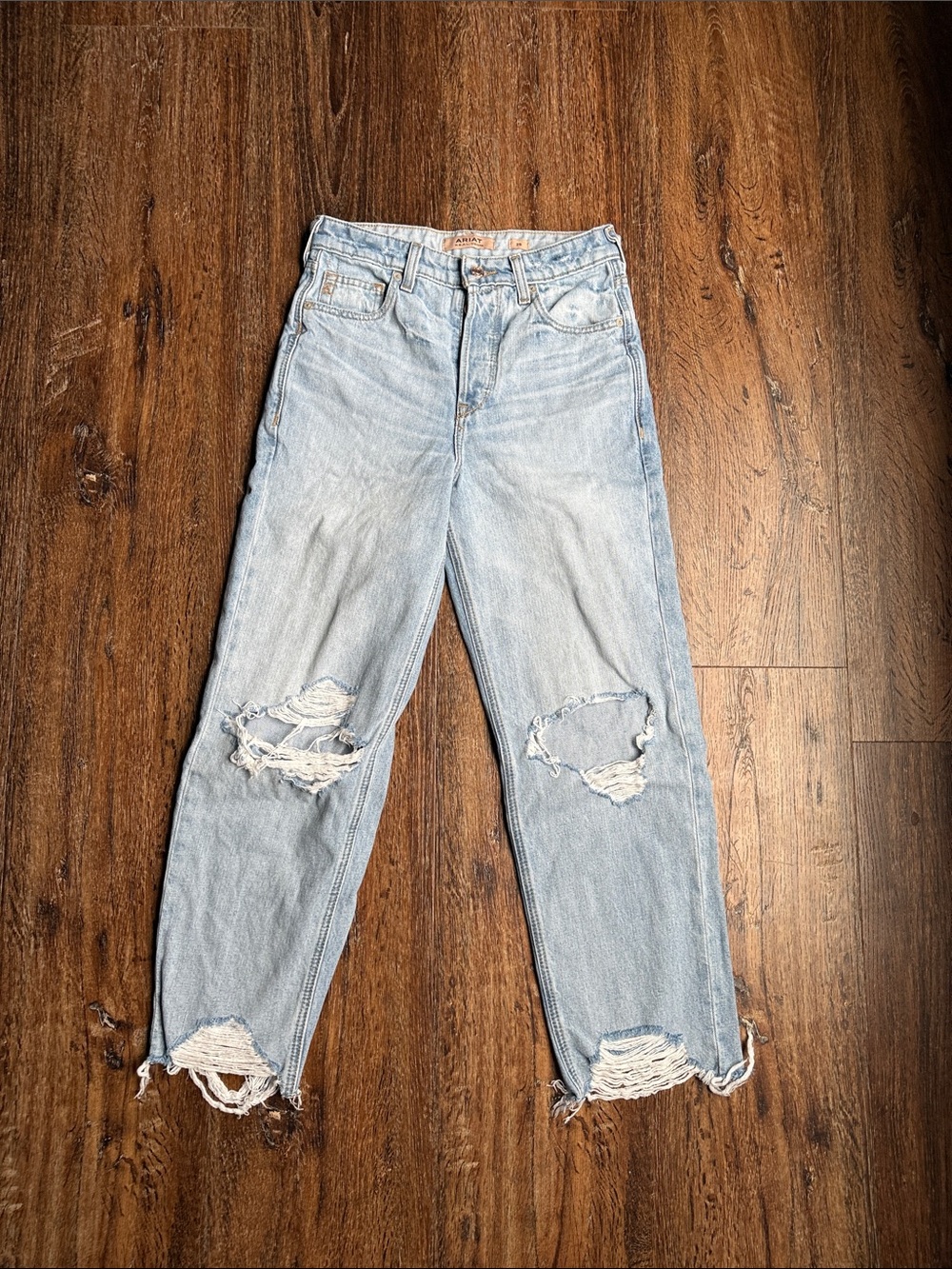 Like new! Light Wash Distressed Women’s Jeans